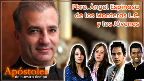Padre Ángel Espinosa y los jóvenes